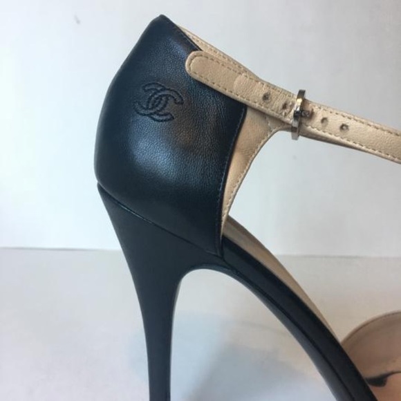 Chanel Black/Cream Two-Tone Classic CC Pumps - Picture 4 of 8